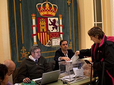 ຜູ້​ມີ​ສິດ​ເລືອກ​ຕັ້ງ​ແອັດ​ສະ​ປາຍ​ໄດ້​ໄປ​ປ່ອນ​ບັດ​ເລືອກ​ຕັ້ງ